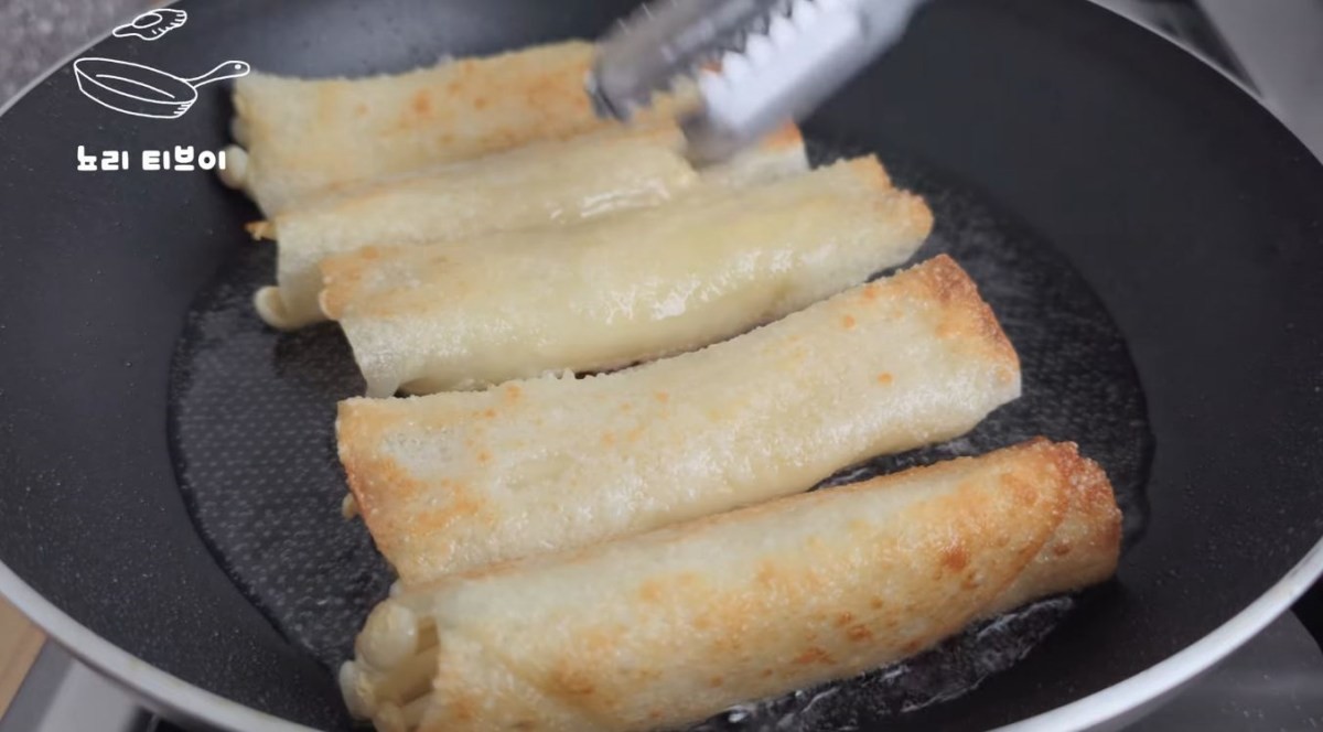 만두피에 감싼 팽이버섯을 굽는 모습. / 유튜브 '뇨리 티브이'