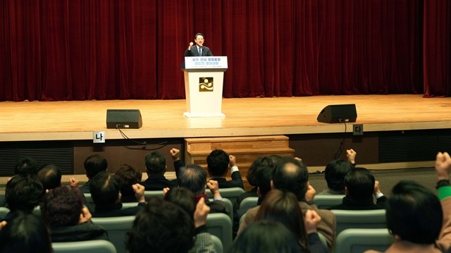 김영록 전라남도지사가 13일 도청 김대중강당에서 열린 ‘광주·전남 행정통합 사회단체 범도민 결의대회’에서 인사말을 하고 있다.