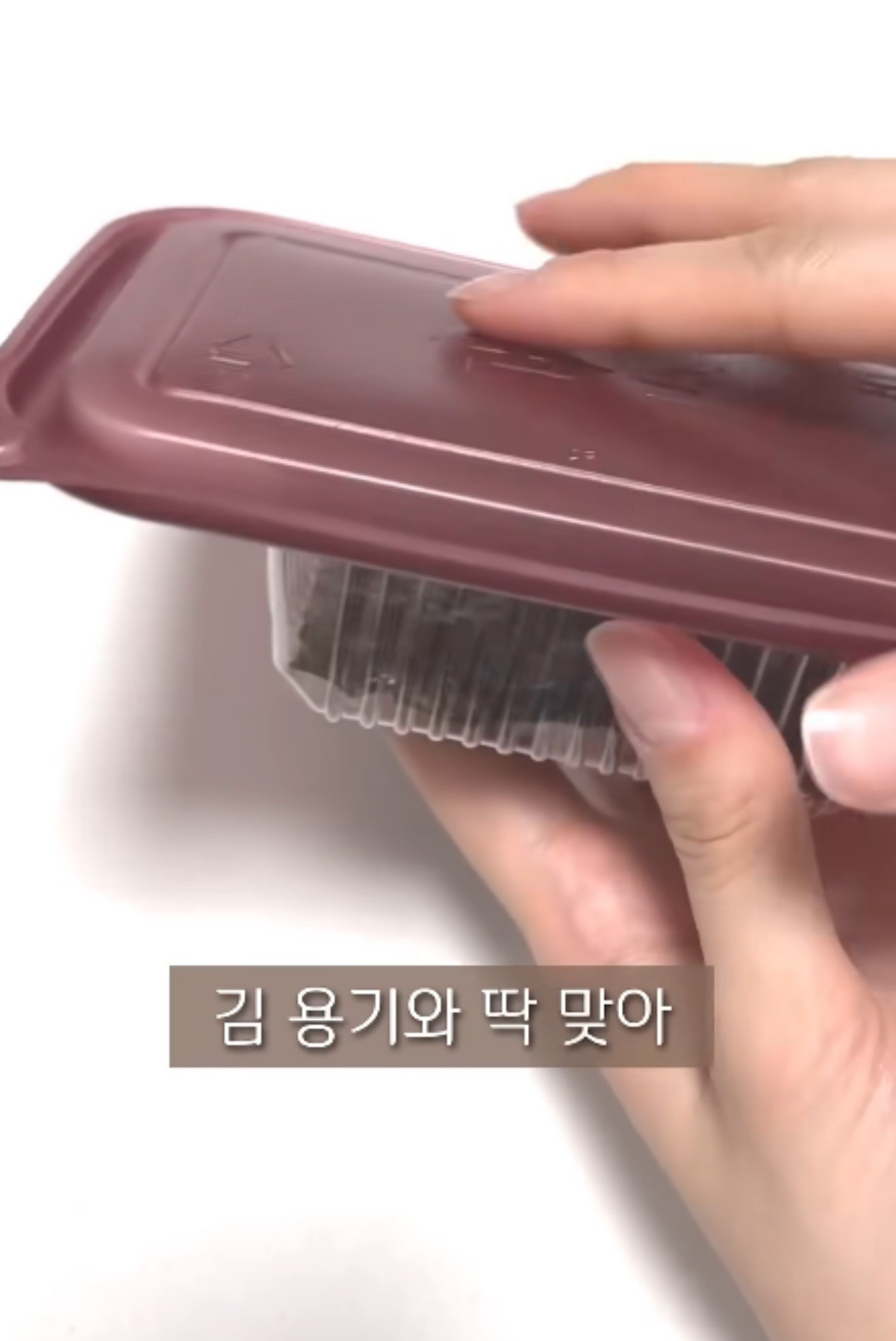 본죽 뚜껑 활용한 모습 / 유튜브 '허니베어'