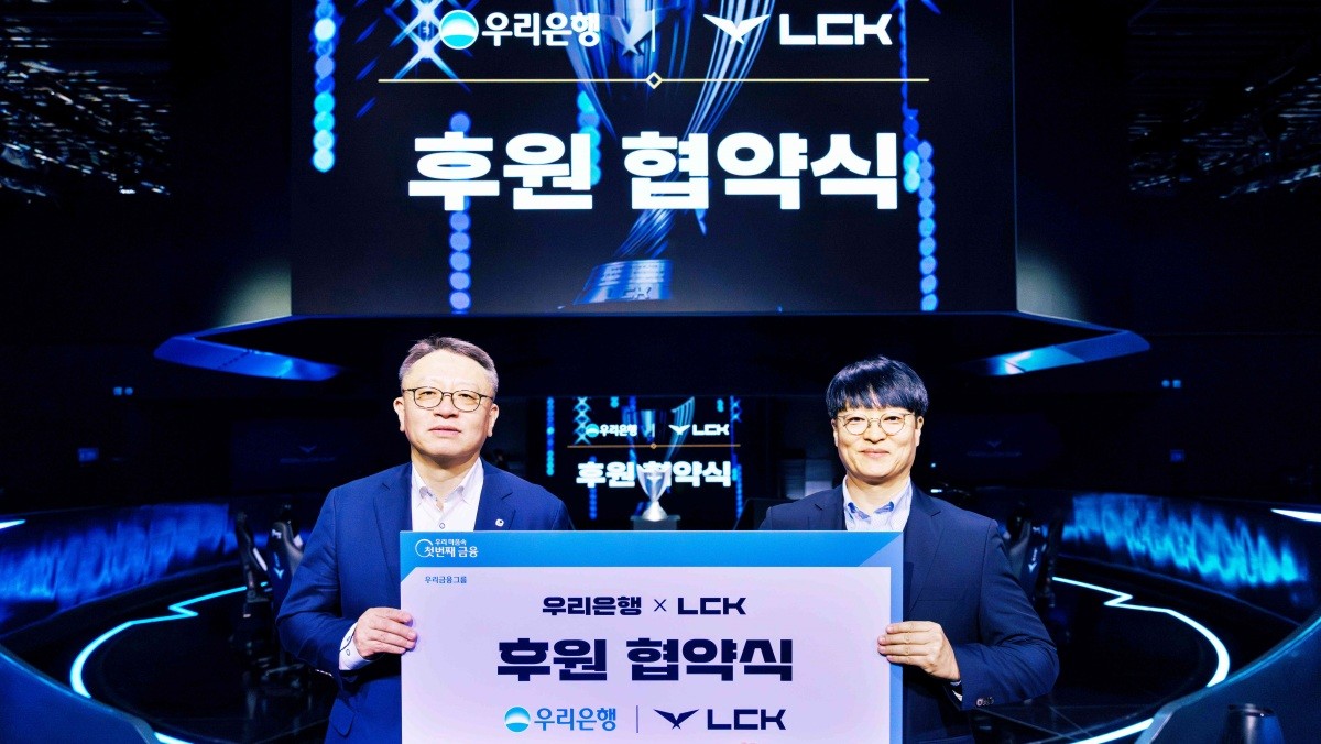 지난 12일 '치지직 LoL 파크'에서 열린 '리그 오브 레전드 챔피언스 코리아' 후원 협약식에서 정진완 우리은행장(왼쪽)과 조혁진 라이엇 게임즈 한국 대표가 기념사진을 촬영하고 있다. / 우리금융그룹 제공