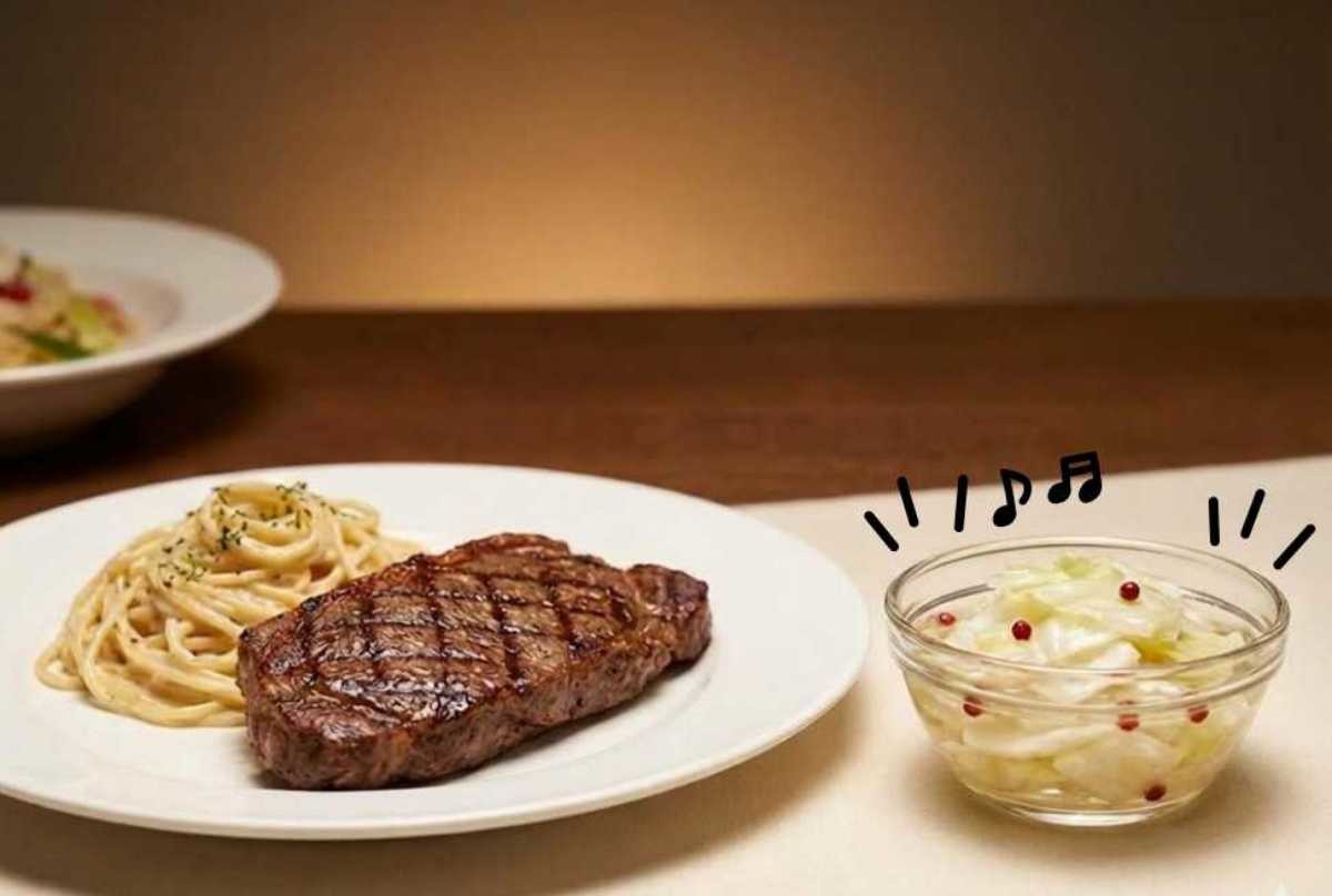 집에서 간단하게 만들어 고기 요리와 함께 먹을 수 있는 '양배추 사이다 피클'. 기사 내용 토대로 AI툴 활용해 제작한 자료사진.