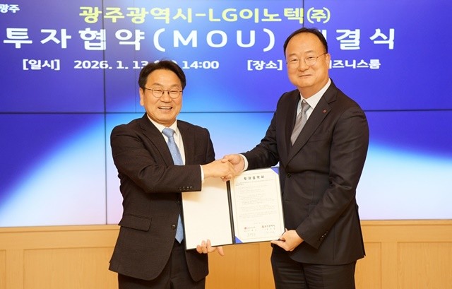 강기정 광주광역시장(왼쪽)이 13일 시청 비즈니스룸에서 문혁수 LG이노텍 대표이사 사장과 차량용 제어모듈 신규 생산라인 구축을 위한 투자협약을 체결한 후 기념촬영을 하고 있다. /광주광역시 제공.