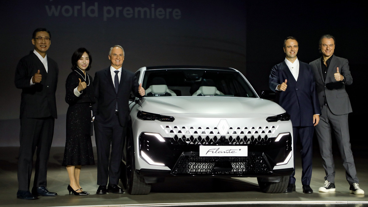 르노 임원들이 필랑트 앞에서 기념 사진 촬영을 하고 있다. / 권혁재 PD