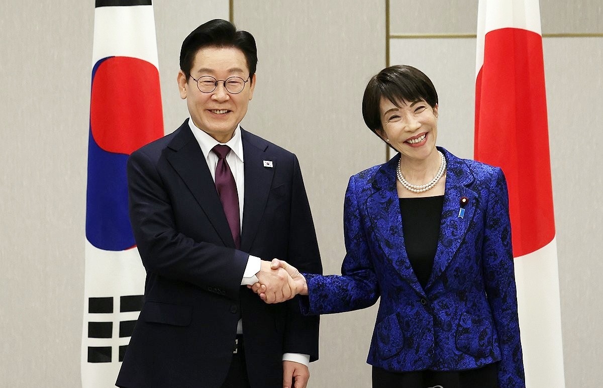 이재명 대통령과 다카이치 사나에 일본 총리가 13일 일본 나라현 정상회담장에서 확대 회담에 앞서 악수하고 있다. 일본을 방문 중인 이재명 대통령은 '복잡하고 어지러운 국제질서 속에 한일 간 협력관계는 그 어느 때보다, 그 어떤 것보다 중요하다'라고 말했다. 이 대통령은 13일 일본 나라현에서 가진 다카이치 사나에 총리와의 정상회담 모두발언에서 '(한일 양국은) 한때 아픈 과거의 경험도 갖고 있지만 국교가 정상화된 지도 환갑 즉 60년이 지났다. 또 새로운 60년을 시작하게 됐다는 점에서 이번 회담은 각별한 의미가 있다'라며 이렇게 밝혔다. / 연합뉴스