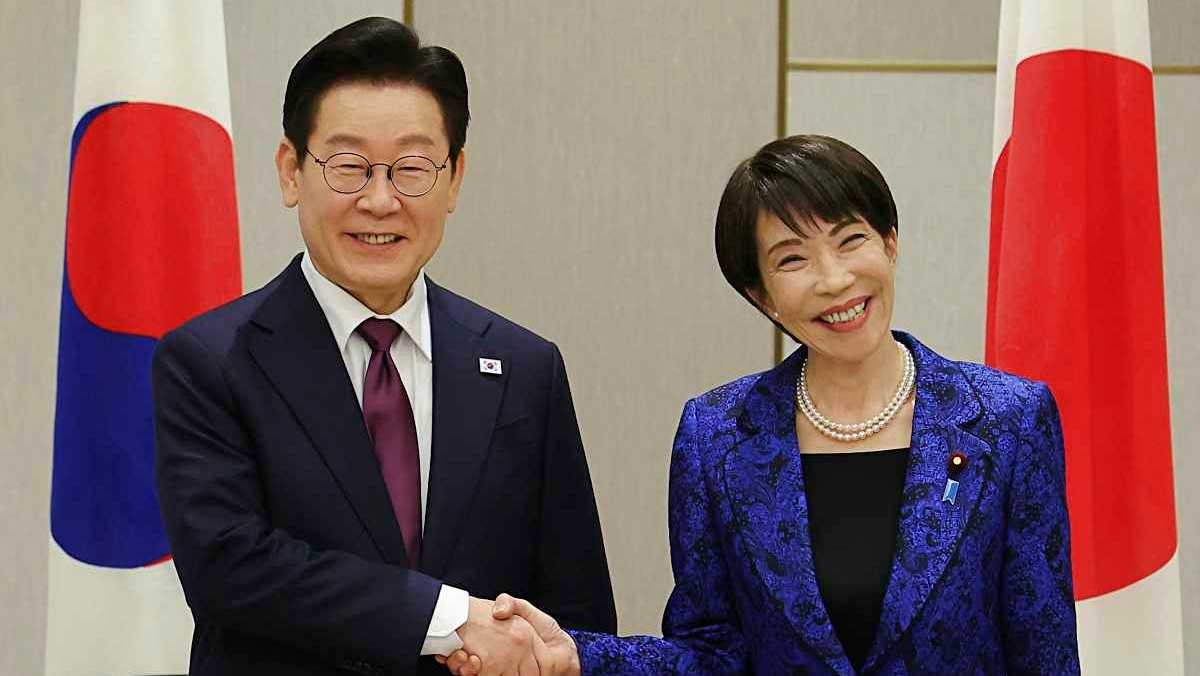 이재명 대통령과 다카이치 사나에 일본 총리가 13일 일본 나라현 회담장에서 열린 확대 회담에 앞서 악수하고 있다. / 뉴스1