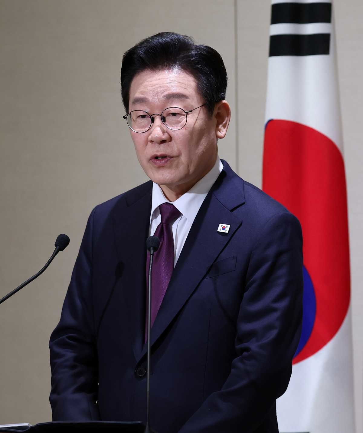 이재명 대통령이 13일 일본 나라현 회담장에서 다카이치 사나에 일본 총리와 공동언론발표를 하고 있다.  / 뉴스1