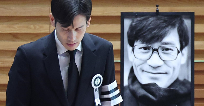 고 안성기 영결식이 9일 오전 서울 중구 명동성당에서 열렸다. 고인의 아들 안다빈씨가 인사말을 마치고 자리로 돌아가고 있다.  / 뉴스1