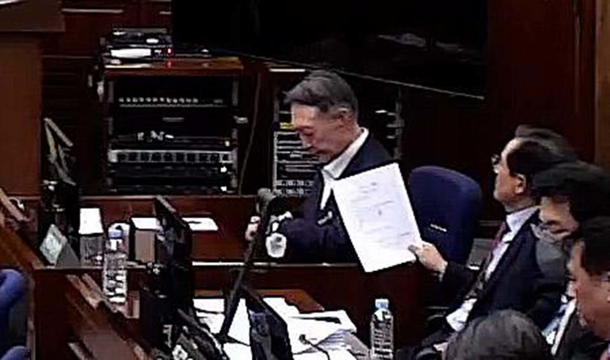 윤석열 전 대통령이 9일 오후 서울 서초구 서울중앙지방법원에서 열린 내란 우두머리 혐의 1심 결심 공판에 출석해 시계를 보고 있다. / 서울중앙지방법원 제공 영상 캡처