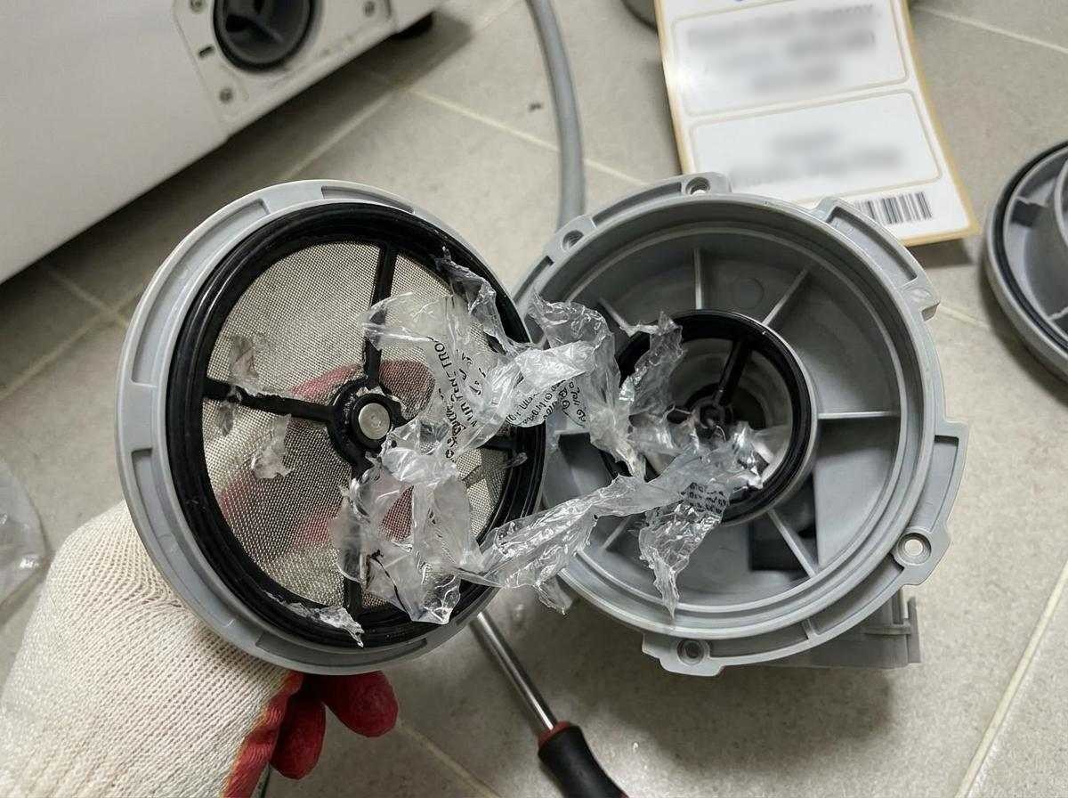 세탁기에 비닐봉지 넣어 돌렸을 때의 부작용. 기사 내용 토대로 AI툴 활용해 제작한 자료사진.
