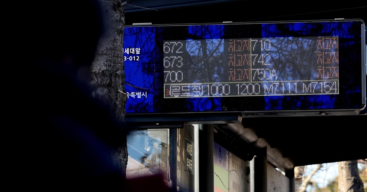13일 서울 서대문구 인근 버스정류장 전광판에 표시된 노선버스의 위치가 '차고지'로 표시되고 있다. / 뉴스1
