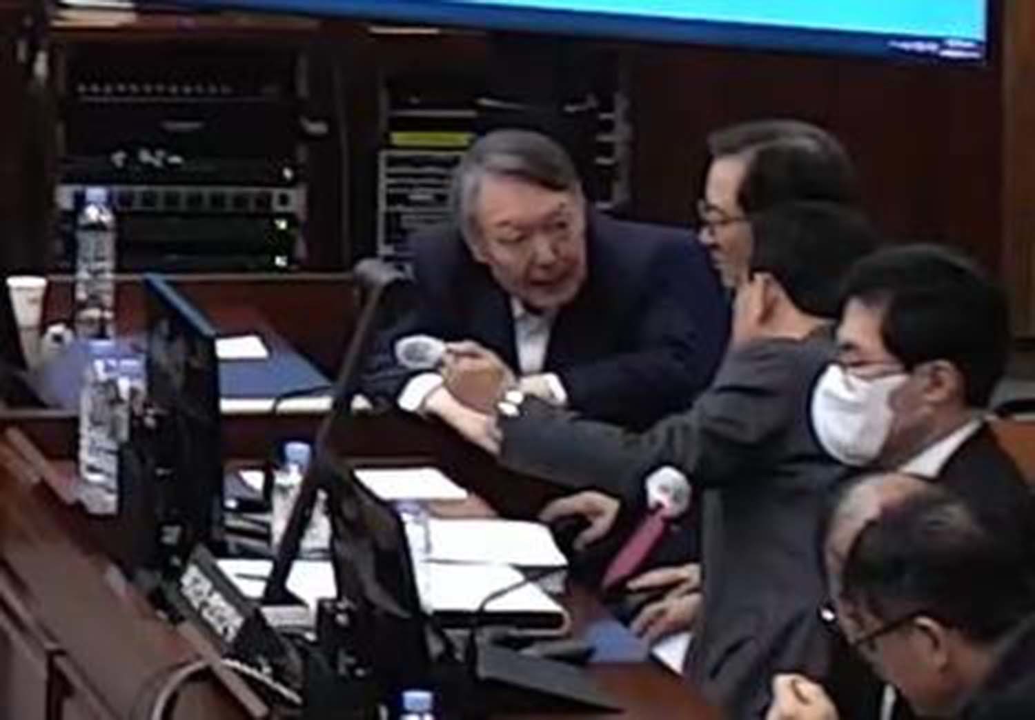 윤석열 전 대통령이 13일 서울 서초구 서울중앙지방법원에서 열린 내란 우두머리 혐의 2차 결심공판에 출석해 변호인과 대화를 나누고 있다. / 서울중앙지방법원 제공 영상 캡처