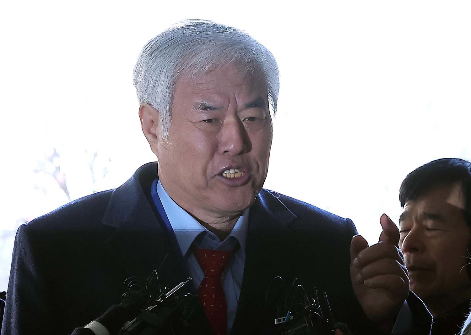 서부지법 난동 사태를 선동한 혐의를 받고 있는 전광훈 사랑제일교회 목사가 13일 서울 마포구 서울서부지방법원에서 열린 구속 전 피의자 심문(영장실질심사)에 출석하며 취재진의 질문에 답하고 있다. 전 목사는 신앙심을 내세워 심리적 지배(가스라이팅)를 하고 측근과 보수 유튜버들에게 자금을 지원해 지난해 1월 19일 시위대의 서부지법 난입을 부추긴 혐의를 받는다. / 뉴스1