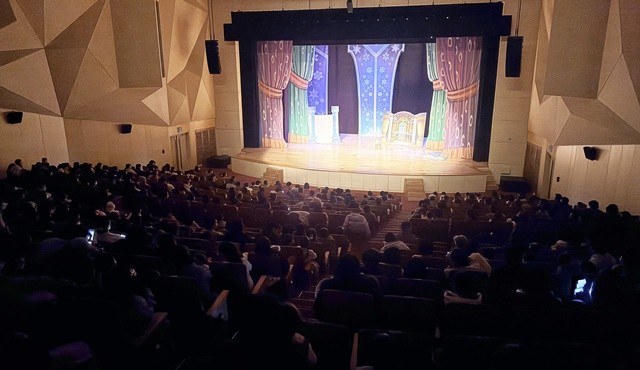 강진아트홀 2026년 첫 번째 공연을 관람하러온 관객이 대공연장을 가득 메우고 있다.