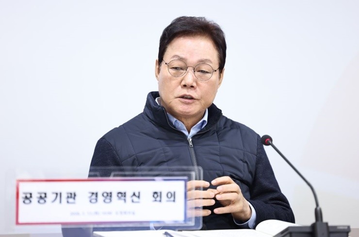 박완수 도지사는 13일 도청 도정회의실에서 도 산하 공기업 및 출자·출연기관을 대상으로 ‘2026년도 1차 공공기관 경영혁신 회의’를 열고, 기관 설립 목적에 기반한 책임경영과 조직 효율화, 우수 인력 확보를 위한 관리체계 점검을 강조했다. / 사진제공=경남도