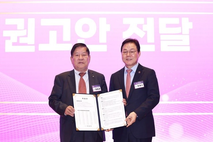 경상남도(도지사 박완수)는 13일 창원컨벤션센터에서 ‘제2기 경상남도 사회대통합위원회(위원장 최충경) 전체회의’를 개최하고, 지난 1년간 활동 성과를 공유하는 한편 사회통합과 민생 현안과 연계한 권고안 19건을 전달받았다. / 사진제공=경남도