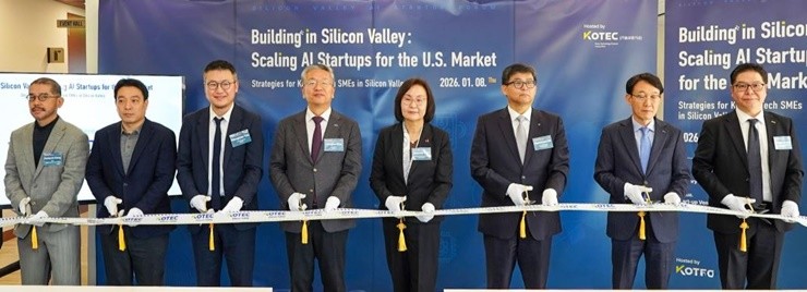 (왼쪽 네번째부터) 김종호 기보 이사장, 바니 이(Bonnie Lee) 한미은행장, 도건우 신한은행 미주지역본부장을 포함한 참석자들이 실리콘밸리지점 개소식에서 컷팅식을 하고 있다. / 사진제공=기보