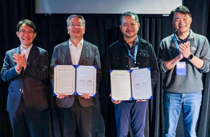 김종호 기보 이사장(왼쪽에서 두번째), 이기하 UKF 대표(오른쪽에서 두번째)를 포함한 협약참석자들이 업무협약후 기념촬영을 하고 있다.  / 사진제공=기보