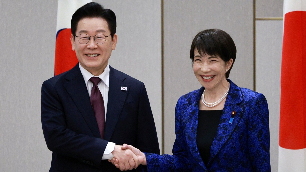 이재명 대통령과 다카이치 사나에 일본 총리가 13일 일본 나라현 회담장에서 열린 확대 회담에 앞서 악수하고 있다 / 뉴스1