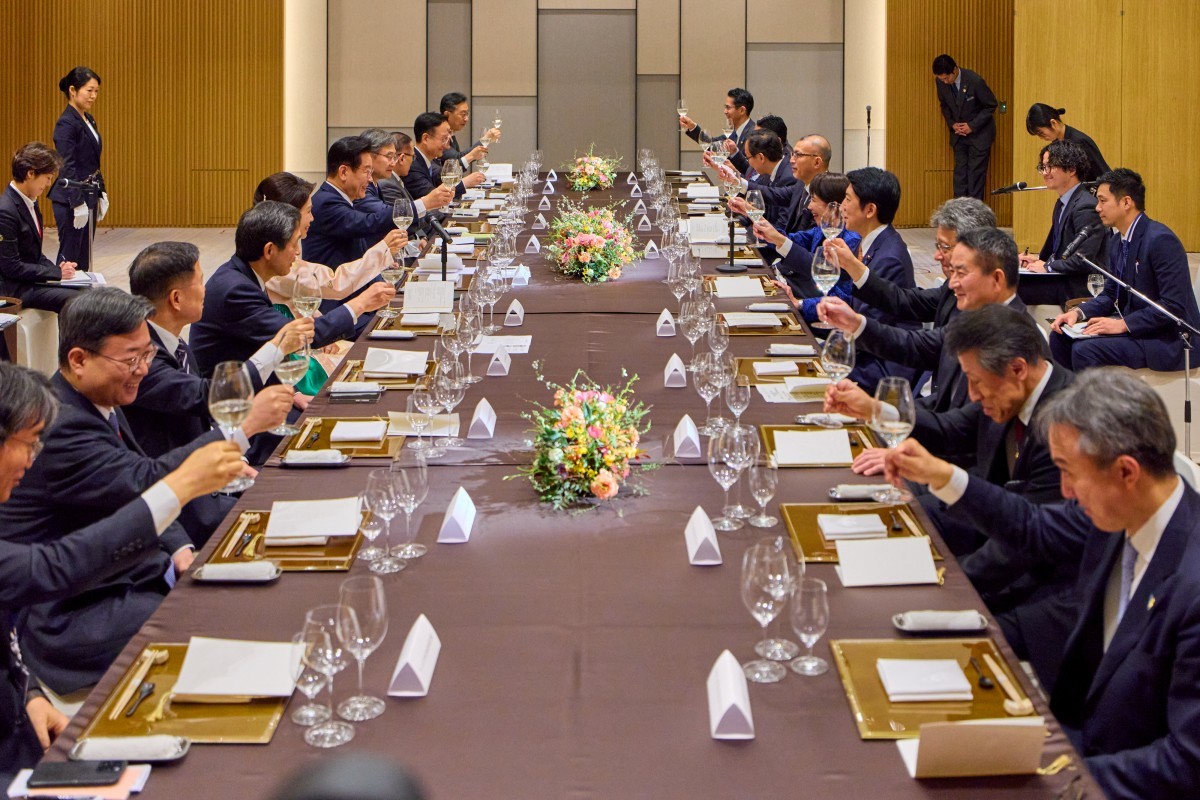 이재명 대통령과 김혜경 여사가 13일 일본 나라현의 한 호텔에서 열린 일본 총리 주최 만찬 행사에 참석해 다카이치 사나에 일본 총리와 건배를 하고 있다 / 뉴스1