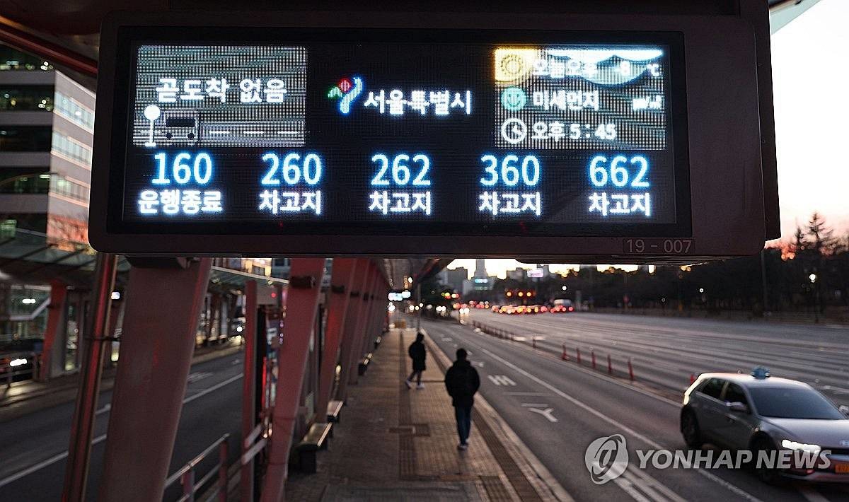 서울 시내버스가 총파업에 돌입한 지난 13일 서울 여의도환승센터가 한산하다 / 연합뉴스