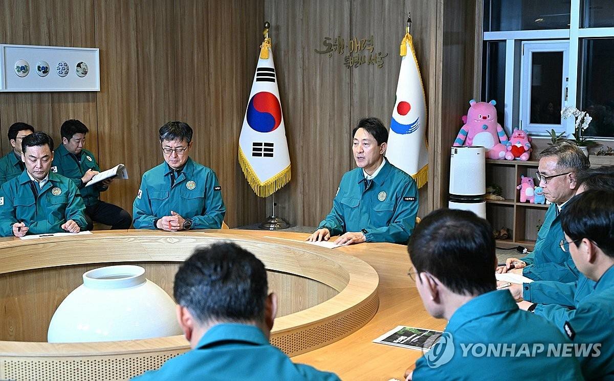 오세훈 서울시장이 지난 13일 서울시청 집무실에서 열린 '시내버스 파업 관련 긴급 대책회의'에서 발언하고 있다 / 서울시 제공, 연합뉴스