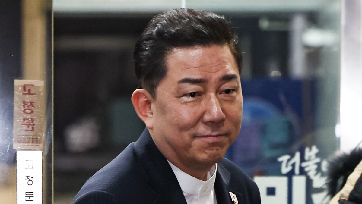 김병기 더불어민주당 전 원내대표가 12일 서울 여의도 중앙당사에서 열린 윤리심판원 회의에 출석해 소명 후 당사를 나서고 있다. / 뉴스1