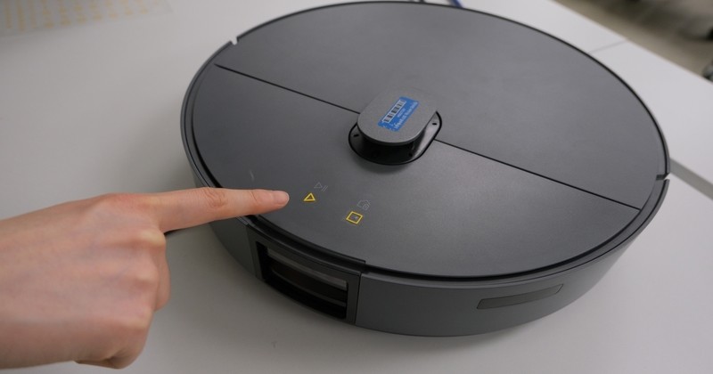 삼성전자서비스가 제공하는 가전제품 촉각스티커를 이용중인 고객의 모습 / 삼성전자