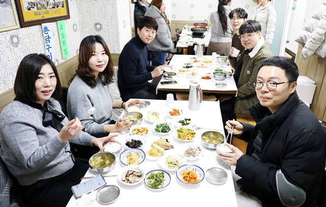 관광객 들이 강진 관내 식당을 이용하고 있다.