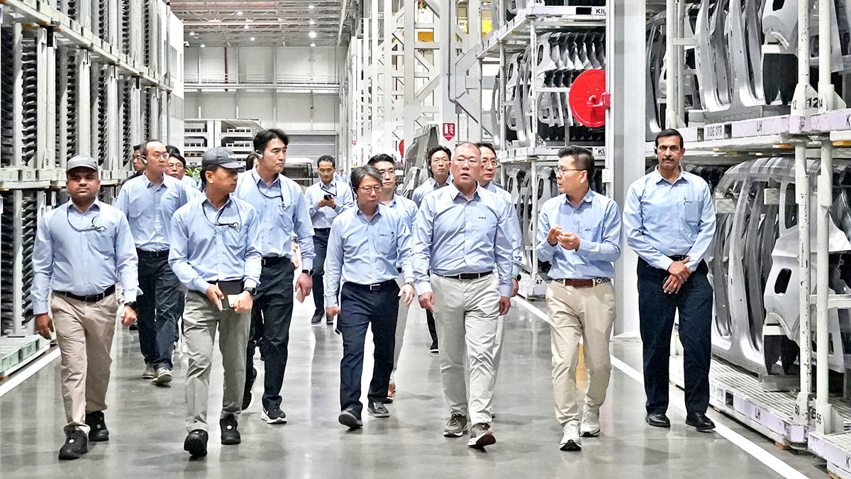 현대차그룹 정의선 회장이 기아 인도 아난타푸르공장 임직원들과 함께 생산 라인을 점검하고 있다. / 현대자동차그룹