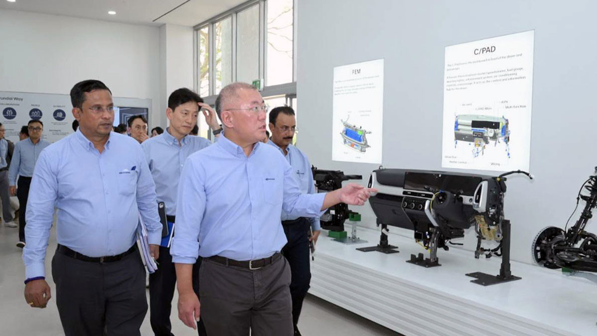 정의선 회장이 현대차 인도 푸네공장에서 임직원들과 함께 자동차 부품을 점검하고 있다. / 현대자동차그룹