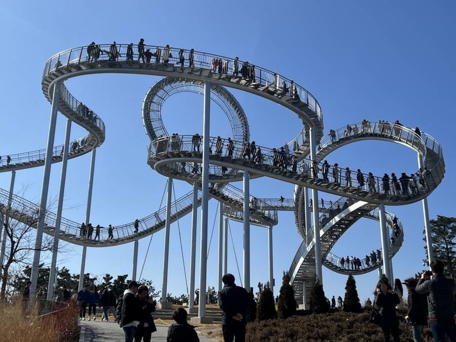 환호공원 스페이스워크 위를 걷고 있는 관광객들.