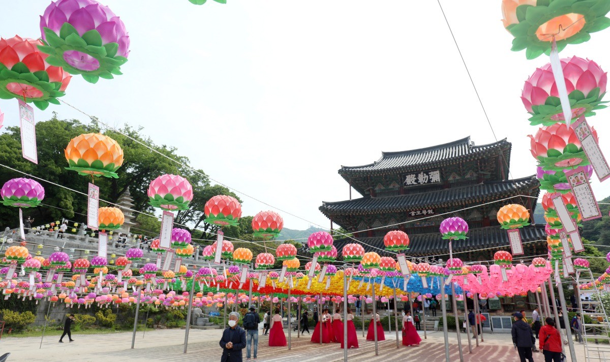 전북 김제시 금산사에 설치된 연등에 소원지가 가득히 달려 있다. / 뉴스1