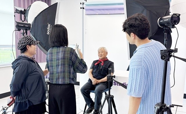 신안군농업기술센터 농수산물 스튜디오에서 사진, 영상촬영 기법 실습교육 장면.