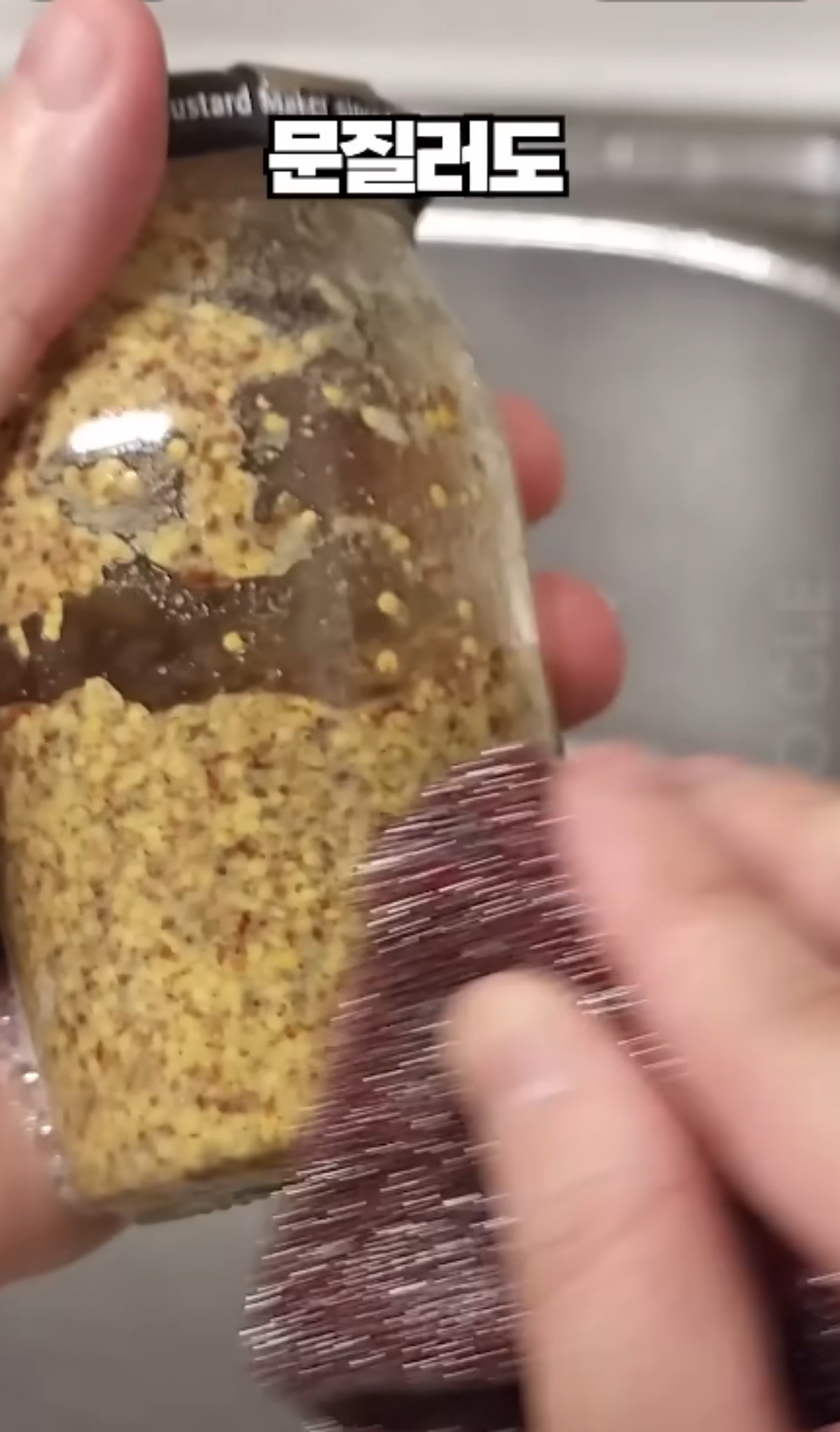 식용유로 스티커 자국 지우는 모습 / '살림연구소 오클'