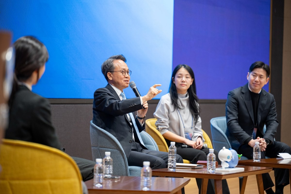 진옥동 신한금융회장이 그룹 AX 혁신리더들과 토크콘서트 하는 모습 / 신한금융그룹