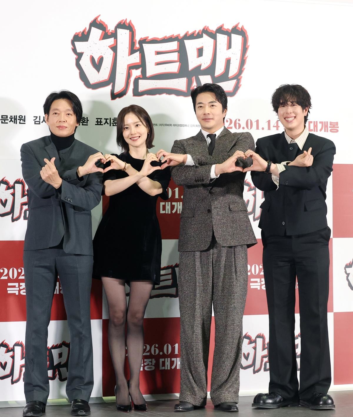 왼쪽부터 배우 박지환과 문채원, 권상우, 표지훈이 영화 ‘하트맨’ 언론시사회에 참석해 포즈를 취하고 있다. / 뉴스1