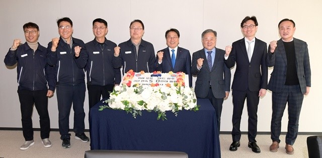 강기정 광주광역시장이 14일 기아 오토랜드광주를 방문해 3년 연속 자동차 생산 50만대 달성 성과를 축하하고 현장 의견을 청취한 후 기념촬영을 하고 있다. /광주광역시 제공