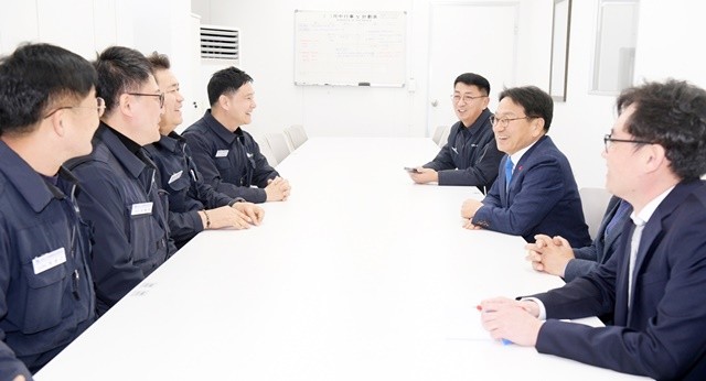 강기정 광주광역시장이 14일 기아 오토랜드광주를 방문해 3년 연속 자동차 생산 50만대 달성 성과를 축하하고 현장 의견을 청취하고 있다. /광주광역시 제공