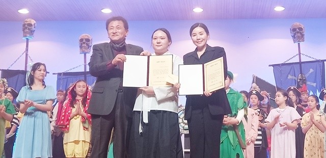 올해의 합창단 및 올해의 지휘자로 선정돼 표창을 수상을 하고 있다((사)한국합창총연합회 이사장 강금구, 순천시립소년소녀합창단 합창장 조다민, 순천시립소년소녀합창단 지휘자 권효진)