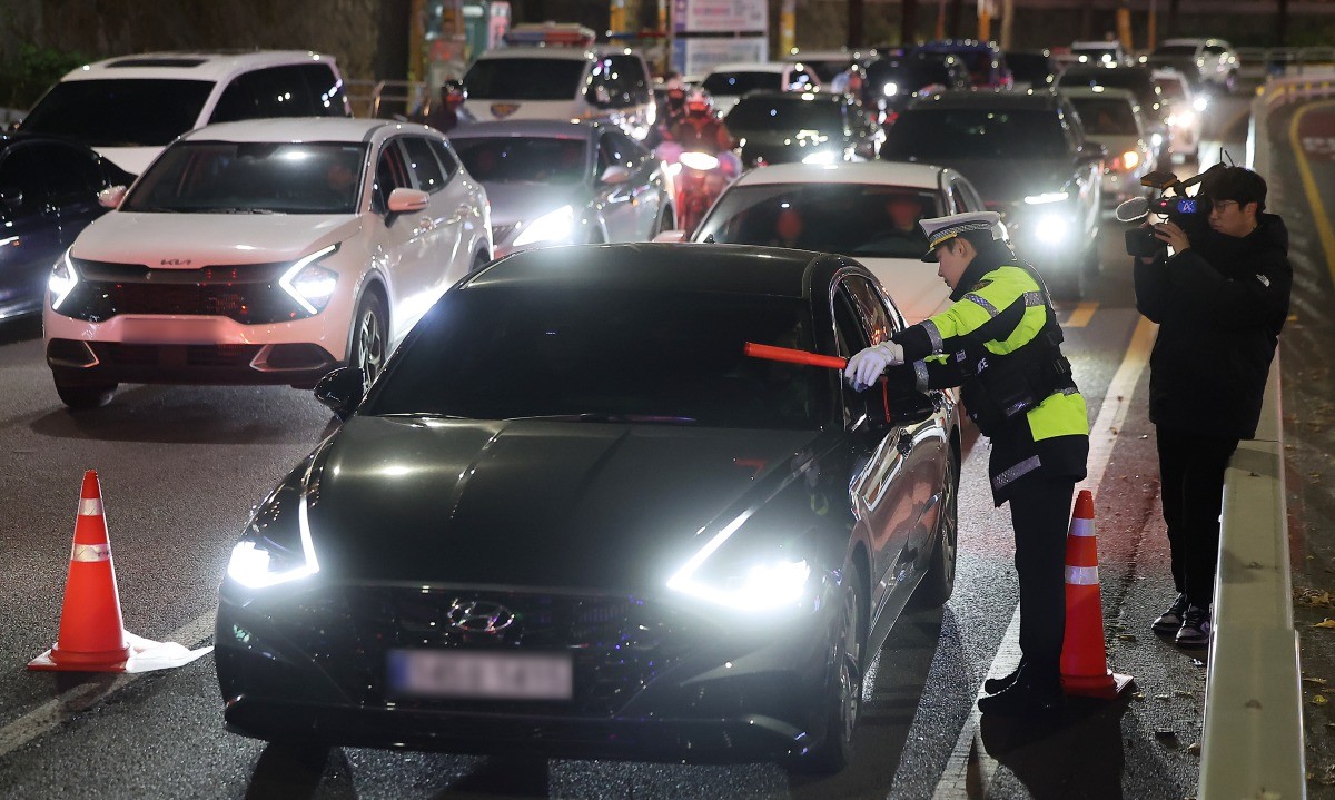 경찰이 도로에서 음주·약물운전 특별단속을 하고 있다. / 늇 ㅡ1