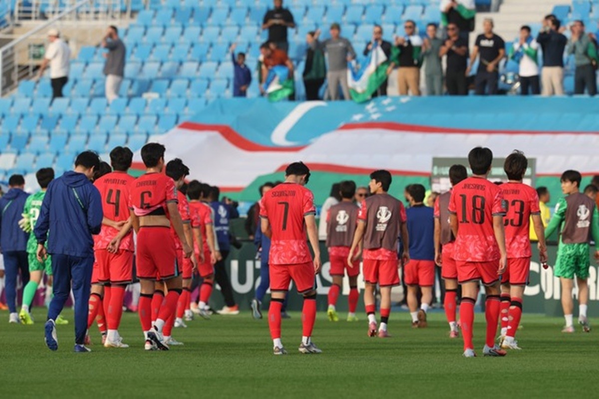 대한민국 23세 이하(U-23) 축구대표팀 선수들이 13일 사우디아라비아 리야드의 프린스 파이잘 핀 파드 스타디움에서 열린 2026 AFC U-23 아시안컵 조별리그 C조 3차전 우즈베키스탄전 0-2 완패 후 아쉬워하고 있는 모습 / 대한축구협회 제공