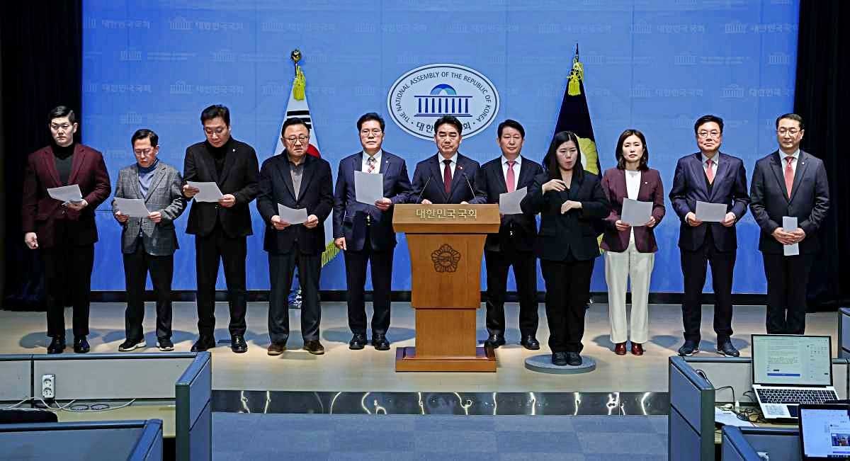 국민의힘 당내모임인 대안과미래 의원들이 14일 서울 여의도 국회 소통관에서 윤리위의 한동훈 전 대표 제명 결정에 대한 입장을 밝히고 있다. / 뉴스1