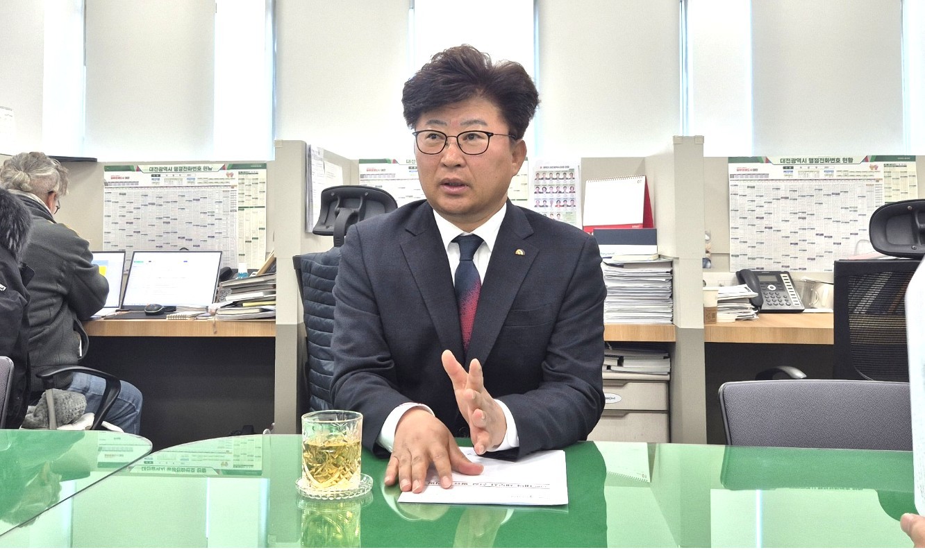 14일 최충규 대덕구청장은 신년 인사차 대전시청 기자실을 방문해 대덕구 세무행정 현실과 대전·충남 행정통합에 대한 입장을 밝히고 있다. /사진=김지연 기자