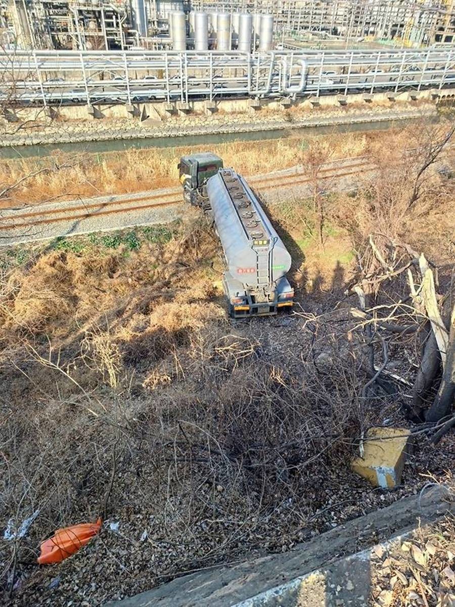철로에 떨어진 탱크로리. / 전남소방본부