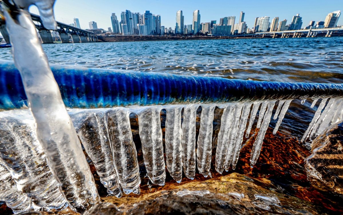 서울 광진구 인근 한강에 고드름이 얼어있다.  / 뉴스1