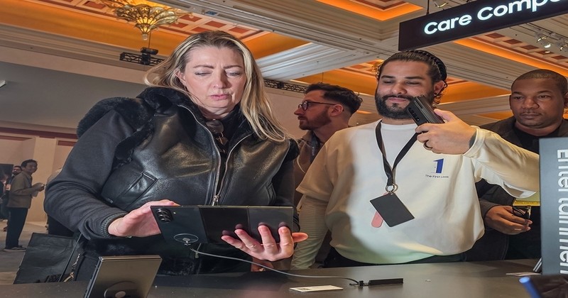 CES 2026에서 삼성전자 ‘갤럭시 Z 트라이폴드’ 구경 / 삼성