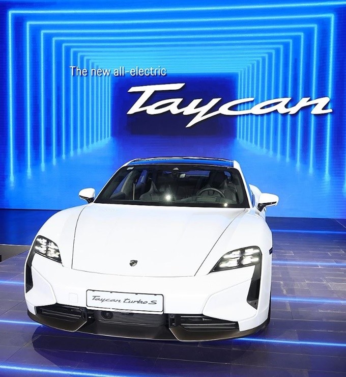 부산 해운대 로데오거리 인근 노상 주차장에서 주차 상태의 전기차가 시동 직후 굉음을 내며 시동 차단이 되지 않는 비정상적 제어 상황이 발생해 논란이 일고 있다.  / 사진제공=연합