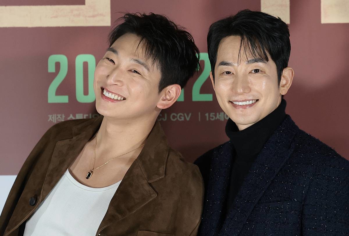 배우 정진운과 박시후(오른쪽)가 지난해 12월 8일 오전 서울 용산구 용산아이파크몰 CGV에서 열린 영화 '신의악단'(감독 김형협) 제작보고회에 참석해 미소를 짓고 있다. '신의악단'은 북한에 외화벌이를 위해 가짜 찬양단이 창설되며 벌어지는 이야기를 그린 작품이다 / 뉴스1