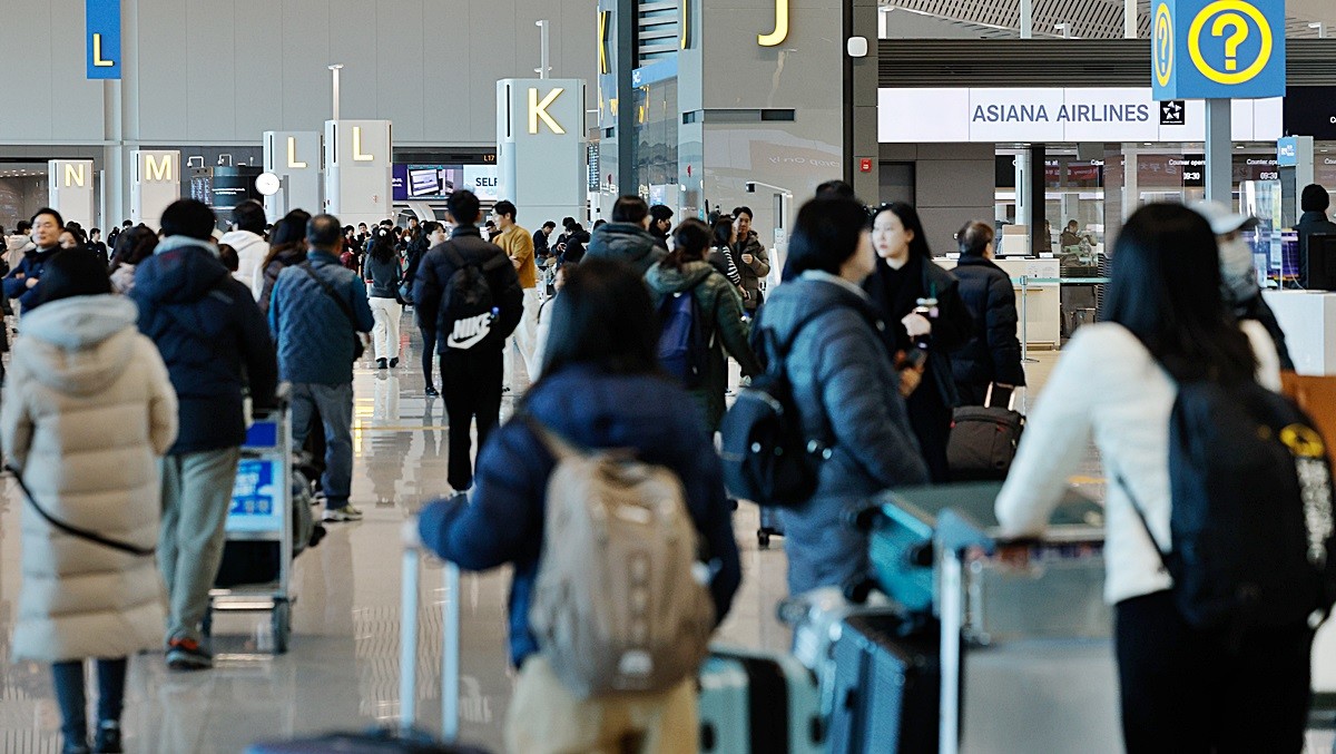아시아나항공이 인천국제공항 제2터미널로 이전을 완료한 14일 인천공항 2터미널 아시아나 카운터 앞 모습 / 뉴스1
