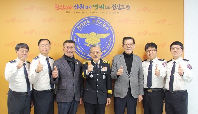 김재철 전남도의원(왼쪽에서 세번째)이 1월 14일, 보성소방서를 방문해 박상진 서장, 이동현 의원 등과 함께 기념사진을 찍고 있다.